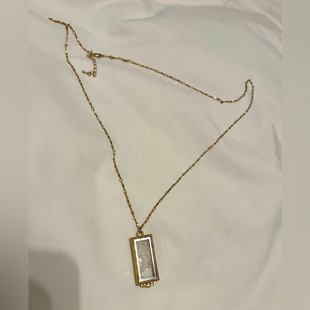 Elegant Gold and Crystal Pendant Necklace